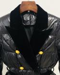 June Lips, la última moda de invierno 2022, cinturón dorado con doble botonadura, traje de terciopelo, chaqueta larga con cuello