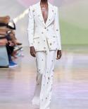 חליפות מסלול לנשים מעצב חדש אופנה סט חליפה לבנה סט חתונה כפתור אחד מסמרת עינית דש מכנסי בלייזר
