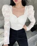 بلوزة نسائية بأكمام طويلة منفوخة فرنسية قمصان دانتيل بياقة مربعة قمصان ربيعية قصيرة حلوة بلوزات بيضاء ضيقة سوداء للسيدات 185