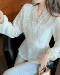 Otoño Hollow Crochet Cross Lace Blusa con cuello en V Polka Dot Blusa elegante Mujer Manga larga Camisa delgada suave Blusas Muj