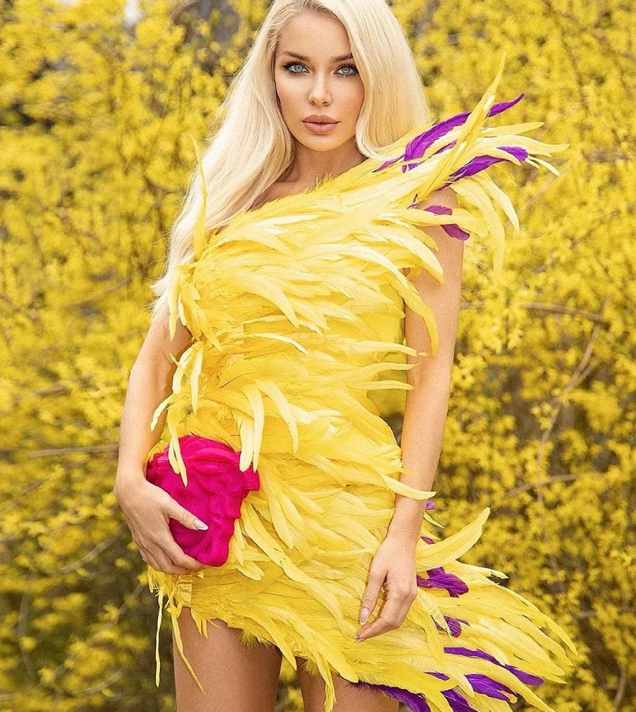 כתף אחת נוצות bodycon שמלת מיני יוקרה אלגנטית נוצות צהובות ללא שרוולים שמלה דקה שמלת ערב לנשים