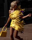 כתף אחת נוצות bodycon שמלת מיני יוקרה אלגנטית נוצות צהובות ללא שרוולים שמלה דקה שמלת ערב לנשים