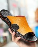 סנדלי עור לגברים נעלי קיץ קלאסיות לגברים סנדלים מקוריים רכים נעלי בית מעור אמיתי נעלי גברים רומאי עור חיצוני
