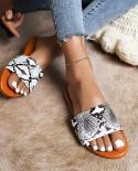 Sandalias de mujer con parte inferior plana, novedad de verano 2022, sandalias de cuero con diseño de serpiente y flores, zapati