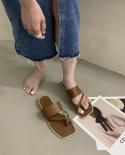 2023 נעלי נשים חדשות קיץ צבע אחיד סנדלים שטוחים אופנה בוהן פתוחות נעלי נשים חיצוניות מגלשות חוף מזדמנים פלוס