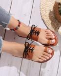أحذية السيدات 2023 مجموعة جديدة من أصابع القدم شباشب نسائية صيفية من الدانتيل الروماني بلون واحد أحذية نسائية للخروج والشاطئ غير