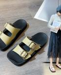 2022 אופנה חדשה סנדלים חלולים לנשים קיץ דולף אבזם בוהן עקב שטוח נעלי חוף קזואל תחתון עבה סלי לנשים
