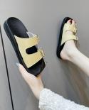2022 אופנה חדשה סנדלים חלולים לנשים קיץ דולף אבזם בוהן עקב שטוח נעלי חוף קזואל תחתון עבה סלי לנשים