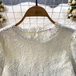 Camicetta estiva elegante in pizzo per le donne Camicetta bianca con gancio a forma di fiore con increspatura cava Top corti con
