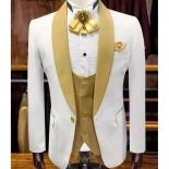 Esmoquin de boda blanco para novio con solapa de chal dorado, trajes de hombre ajustados personalizados de 3 piezas, conjunto de