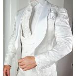 Esmoquin de boda Floral blanco para novio, trajes de hombre ajustados de 3 piezas con solapa de chal de satén, traje de moda mas