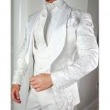 Esmoquin de boda Floral blanco para novio, trajes de hombre ajustados de 3 piezas con solapa de chal de satén, traje de moda mas