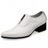Sapatos de couro pequenos pontiagudos para homens vestindo trajes de negócios de sapatos brancos pequenos britânicos com aumento