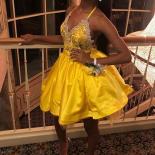 Yellow Halter Sleeveless A Line Party Dresses Appliques Elegant Satin Short Prom Gowns Knee Length 2023 Homecoming Gowns