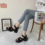 صنادل أرضية نسائية سوداء صيف 2023 أحذية نسائية امرأة كتلة كعب موضة مشبك صندل كاجوال رخيصة جودة عالية