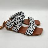 2022 נשים נעלי קיץ שטוחות לנשים רצועת קרסול קיץ סנדלים בוהמיינים נעלי יוקרה לנשים נעלי קז'ואל