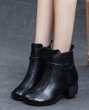 أحذية للنساء في الخريف والشتاء نمط جديد كعب سميك نعل ناعم طبقة علوية من جلد البقر الناعم الرجعية الصينية St