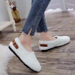 2023 נעלי נשים לאישה שטוחות עם קטיפה חורף חם שטוח אבזם אופנתי עגול אצבע עקב שטוח שחור לבן חאה