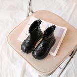 الفتيات اللون مطابقة حذاء من الجلد جديد 2024 الشتاء أفخم رقيقة القطن أحذية بوت قصيرة الاطفال موضة منقوشة بولي Boots الأحذية الجل