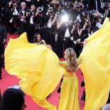 שמלות נשף משי שיפון צהוב בהיר למדי עם חרוזים גדולים בגזרה שיקית חתך שיק נשים שמלה רשמית עם שכמייה אפילו