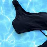 بدلة سباحة سوداء قطعة واحدة للنساء غير متماثلة بكتف واحد ملابس سباحة نسائية للبطن مقطوعة من الخلف بسلسلة متقاطعة للاستحمام S