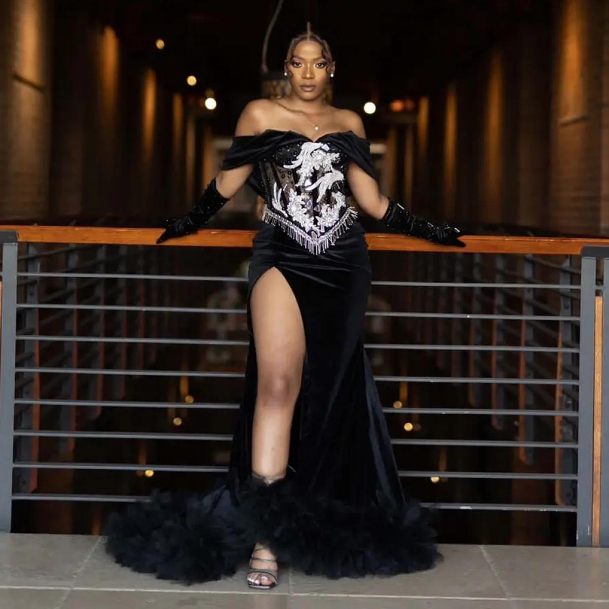 Robe de bal longue en velours noir a la mode avec des Appliques de perles epaules denudees fente haute robe de soiree forme