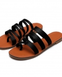 Nuevas sandalias cómodas zapatos planos de playa junto al mar