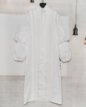أبيض غير منتظم وعالي التصميم فضفاض الخامس الرقبة نفخة الأكمام منتصف طول قميص تنورة بدلة نسائية تنورة