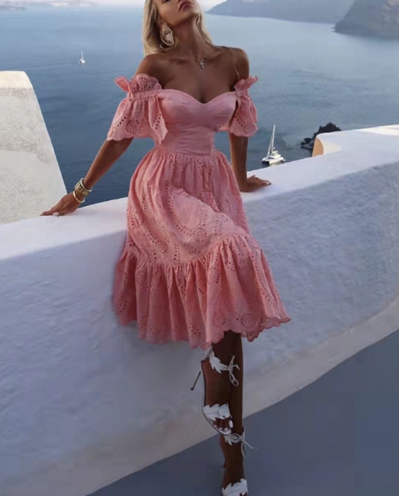 فستان صيفي وردي برقبة على شكل حرف V وأكمام مكشكشة وتطريز جوفاء