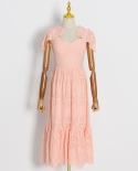 فستان صيفي وردي برقبة على شكل حرف V وأكمام مكشكشة وتطريز جوفاء