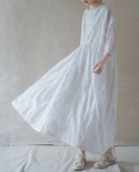 فستان طويل فضفاض من الجاكار الأبيض