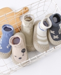 נעלי תינוקות לפעוטות נעלי תינוק וגרביים 2022 אביב וקיץ חדשים בנים ובנות תחתית רכה נעל רצפה מקורה ללא החלקה