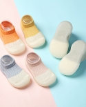Zapatos para niños pequeños Transpirable Bebé Verano Niños Fondo suave antideslizante Piso Agujero Zapatos y calcetines