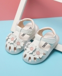 La nuova principessa della neonata di estate calza le scarpe del bambino del fondo molle del bambino dei sandali delle ragazze