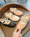 Nuevos zapatos de cuero para niños, zapatos de princesa con lazo de perlas, zapatos de suela blanda