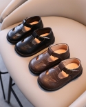 Nuevos zapatos de cuero para niñas, zapatos de bebé huecos finos de verano, zapatos de Velcro de fondo suave para niños