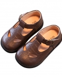 أحذية أطفال جديدة من الجلد الصيفية رقيقة مجوفة أحذية أطفال ناعمة من الفيلكرو