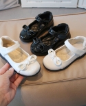 أحذية جلدية للبنات باللونين الأبيض والأسود اللامع للخريف بفيونكة ناعمة للأطفال أحذية أميرة غير رسمية