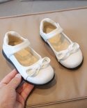 أحذية جلدية للبنات باللونين الأبيض والأسود اللامع للخريف بفيونكة ناعمة للأطفال أحذية أميرة غير رسمية