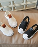 حذاء كاجوال شبكي للأطفال باللونين الأبيض والأسود يسمح بمرور الهواء من الأسفل وناعم للأولاد والبنات