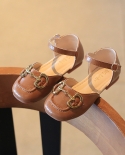 סנדלי baotou בנות 2022 אופנה חדשה אבזם מתכת לילדים נעלי נסיכות קיץ נעלי עור מרובעות סוליות רכות