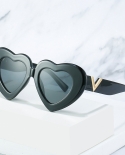Love Heart النظارات الشمسية للنساء 2022 النظارات الشمسية العلامة التجارية مصمم الأزياء V النظارات الشمسية كبيرة الحجم شكل قلب Oc