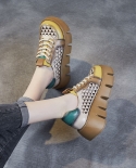 موضة مختلطة الألوان النساء أحذية رياضية 2022 أحذية الصيف الإناث سميكة سوليد جوفاء تنفس أسافين كعب منصة Vulcaniz