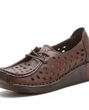 حذاء نسائي صيفي مجوف يسمح بالتهوية مصنوع يدويًا من الجلد الطبيعي حذاء بكعب ويدج غير رسمي