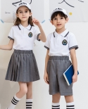 Camisa blanca de manga corta con solapa para niños y uniforme de dos piezas con falda plisada corta