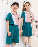 Uniforme rosa y verde de dos piezas con solapa combinada de tres colores y manga corta para niños