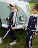 Abbigliamento sportivo in due pezzi con risvolto sciallato monopetto stile preppy per bambini