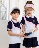 Uniforme de dos piezas combinado de tres colores de manga corta con solapa a rayas para niños