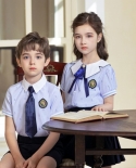 Chemise à boutonnage simple à manches courtes avec col fleuri bleu clair pour enfants Uniforme deux pièces avec cravate