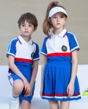 Ropa deportiva de dos piezas con tira azul y blanca de solapa estilo preppy para niños